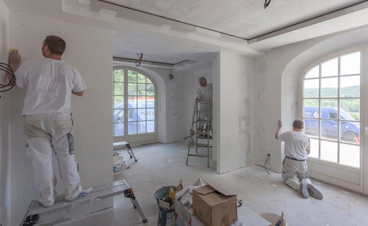 Artisan peintre Renov Intérieur 44 au travail